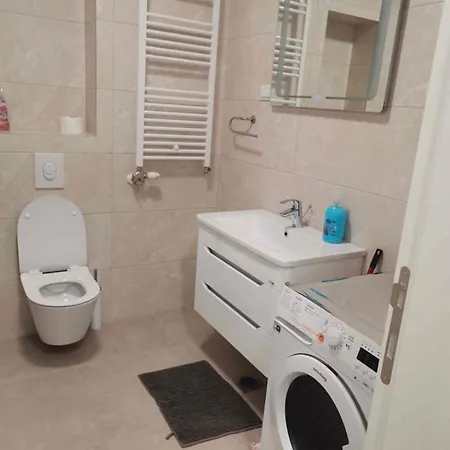 Square Apartment *